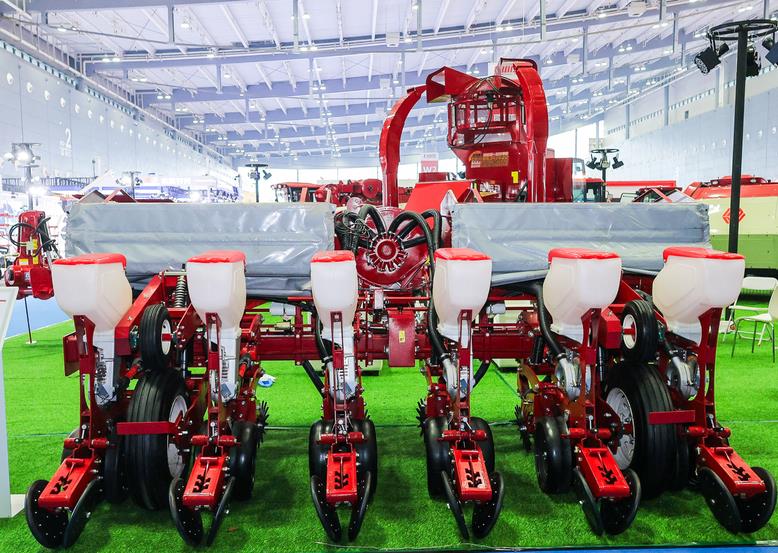 玉門市組織舉辦農(nóng)機(jī)研發(fā)制造推廣應(yīng)用一體化試點(diǎn)項(xiàng)目機(jī)具試驗(yàn)驗(yàn)證與示范推廣現(xiàn)場演示培訓(xùn)活動